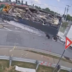 【海外・動画】廃棄物を積んだトレーラーが交差点でバランスを崩して横転！監視カメラに記録される。