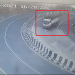 【海外・動画】カーブを曲がり切れなかったトラックがカーブに衝突。運転手が投げ出される。