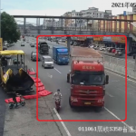 【海外ニュース】バイクがトラックに巻き込まれるもギリギリ生還。監視カメラの映像が公開。