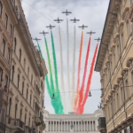 イタリアの国旗を披露する曲芸飛行隊