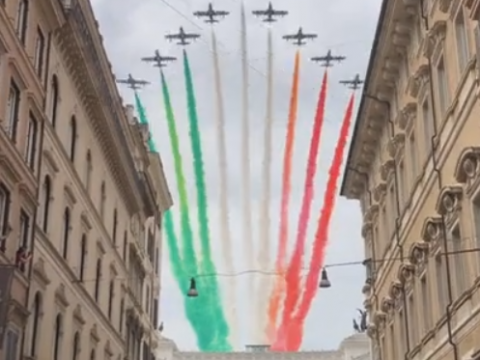 イタリアの国旗を披露する曲芸飛行隊