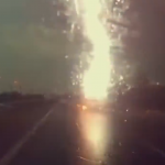 【動画ニュース】強烈な落雷！撮影者の前を走るトラックに強い雷が落ちる。ドラレコ動画が話題に。