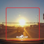【海外動画】眩しくて前が見えなかった？高速道路で追突事故を起こしてしまう様子。