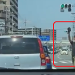 【国内ニュース】あおり運転で車から降りてミラーを破壊する男が撮影される。