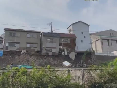崩落する西成の住居