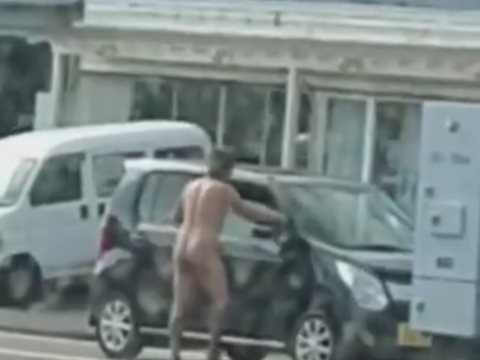 大洗で車を襲撃する全裸男