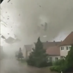 【海外ニュース】チェコで大規模な竜巻。恐ろしい被害動画が投稿され話題に。