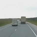 【海外ニュース】ロシアの高速道路で無理な追い越しから爆発事故へ。動画が公開。
