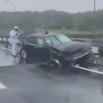 【国内ニュース】高速道路で覆面パトカーが事故か。フロントがぐしゃぐしゃになった覆面パトが撮影される。