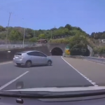 【動画ニュース】神奈川県国道271号で逆走を試みた車と衝突、事故の動画が公開。