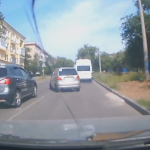 【動画ニュース】無理な逆走追い越しを続ける車と曲がる車が接触。横転事故へ。