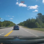 【動画ニュース】あおり運転、割り込み急ブレーキで失敗して、道路外に突っ込む。