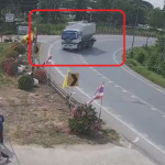 【海外ニュース】チャイナットでカーブを曲がり切れなかったトラックが横転。