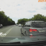 【海外ニュース】ロシアで飲酒運転の車が路肩に突っ込む。ドライブレコーダーが公開。