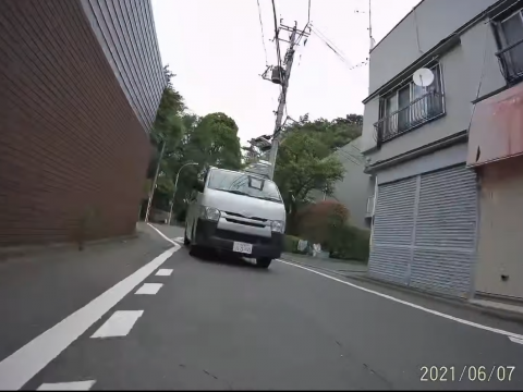 前から迫る商用ワゴン車