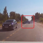 【海外ニュース】ロシアのぶっ飛び。道路を無理に横断した女性により事故。カオスな動きが話題に。