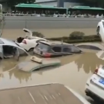 【海外ニュース】中国での大洪水の後。道が車の墓場に。現地の動画が公開。