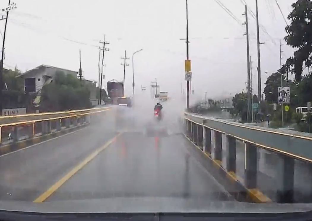 【海外ニュース】回避できない？道路に超巨大な水たまり。バイクが転倒する。