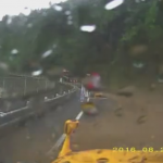 【国内ニュース】大雨の中で土砂崩れに巻き込まれた車のドライブレコーダーが公開される