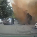 【海外ニュース】蒸気パイプの爆発か。駐車場で突然地面が爆発する様子が撮影される。