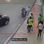 【海外ニュース】路上強盗バイクに車が突撃。海外ではよくあるシーンなのか？動画が公開。