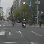 【国内ニュース】配達バッグらしきものを背負った信号無視自転車とバイクが衝突。動画が公開。
