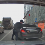 【動画】おそロシア、交通渋滞を抜けだす方法が公開される。