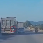 【海外ニュース】ダンプの死角を走っていた車が車線変更に巻き込まれ横転。事故の動画が公開。