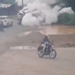 【海外・動画】車に積んでいた酸素ボンベが爆発。バイク2台が巻き込まれる。
