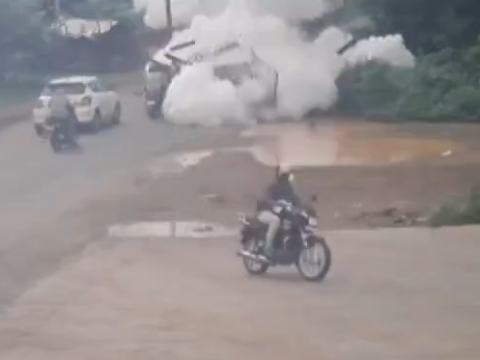 爆発するトラック