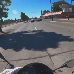 【動画ニュース】「何故止まったの？」道路に出てきた車に驚き転倒するバイクの動画が公開。