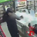 【海外ニュース】ロシアの店で強盗を試みた男。店員と客からボコボコにされる。