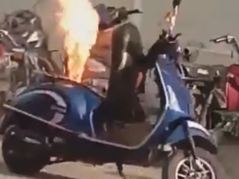 燃える電気バイク