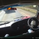 【海外・動画】無理な追い越しからトラック同士の正面衝突事故。動画が公開。