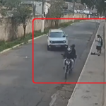 【海外ニュース】バイクに乗った武装強盗に車が突っ込む。動画が公開。