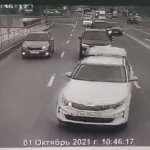 【海外・動画】急げば急ぐほど目的地は遠くに。無理な追い越しで事故を起こす車が撮影される。