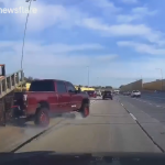【海外ニュース】高速道路でピックアップトラックが渋滞の最後尾に追突、横転。