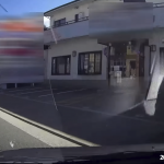 【国内ニュース】何故？右折車を右から抜こうとしたバイクが右折車に衝突。動画が公開。