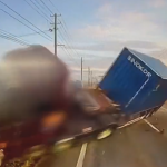 【国内ニュース】新潟県の路上で乗用車がコンテナトレーラーに衝突。多重事故へ。