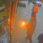 【海外ニュース・動画】ニューヨークの商店に火炎瓶投げ込み。男が逮捕。