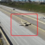 【海外ニュース】カナダの高速道路に小型機が緊急着陸。監視カメラの動画が公開。