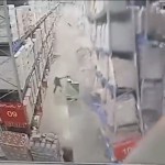 【海外ニュース】ロシアの倉庫で大規模な荷崩れ。1人が下敷きになり怪我。