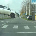 【海外ニュース】踏切の遮断機でジャンプしてしまった車が撮影される。