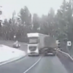 【海外・動画】トレーラー部にも雪対策を。後部がスリップし対向車と衝突事故。