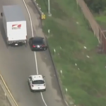 【海外ニュース】お手柄！トラックが警察から逃げる犯人を車で阻止。動画が話題に。