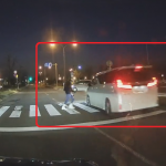 【国内ニュース】人身事故寸前。横断歩道を渡る歩行者を轢きかける危険な車が撮影される。