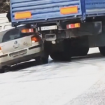 【海外ニュース】凍結路面での事故は二次災害に注意。事故現場に車が突っ込む様子が公開。