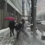 【国内ニュース】名古屋・雪道を走る自転車が歩行する撮影者に突っ込む。