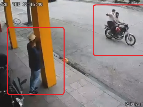 バイクで銃撃する二人と柱に隠れる人