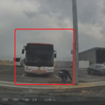 【海外・動画】バス運転手だってミスをする。サイドブレーキをかけ忘れた無人のバスが事故。